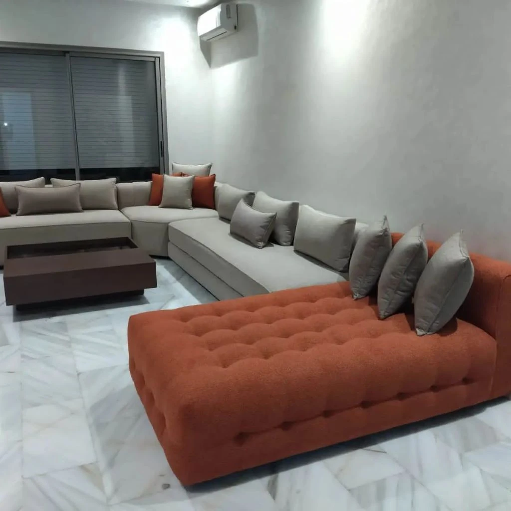Salon avec assises beiges et orange — Tapissier Marrakech