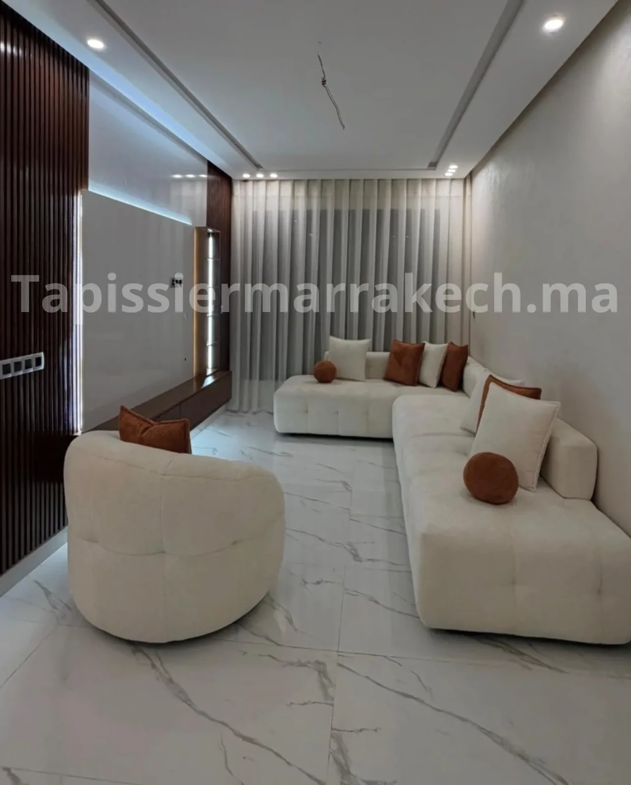 Salon moderne avec canapé tapissé et coussins décoratifs sur mesure à Marrakech
