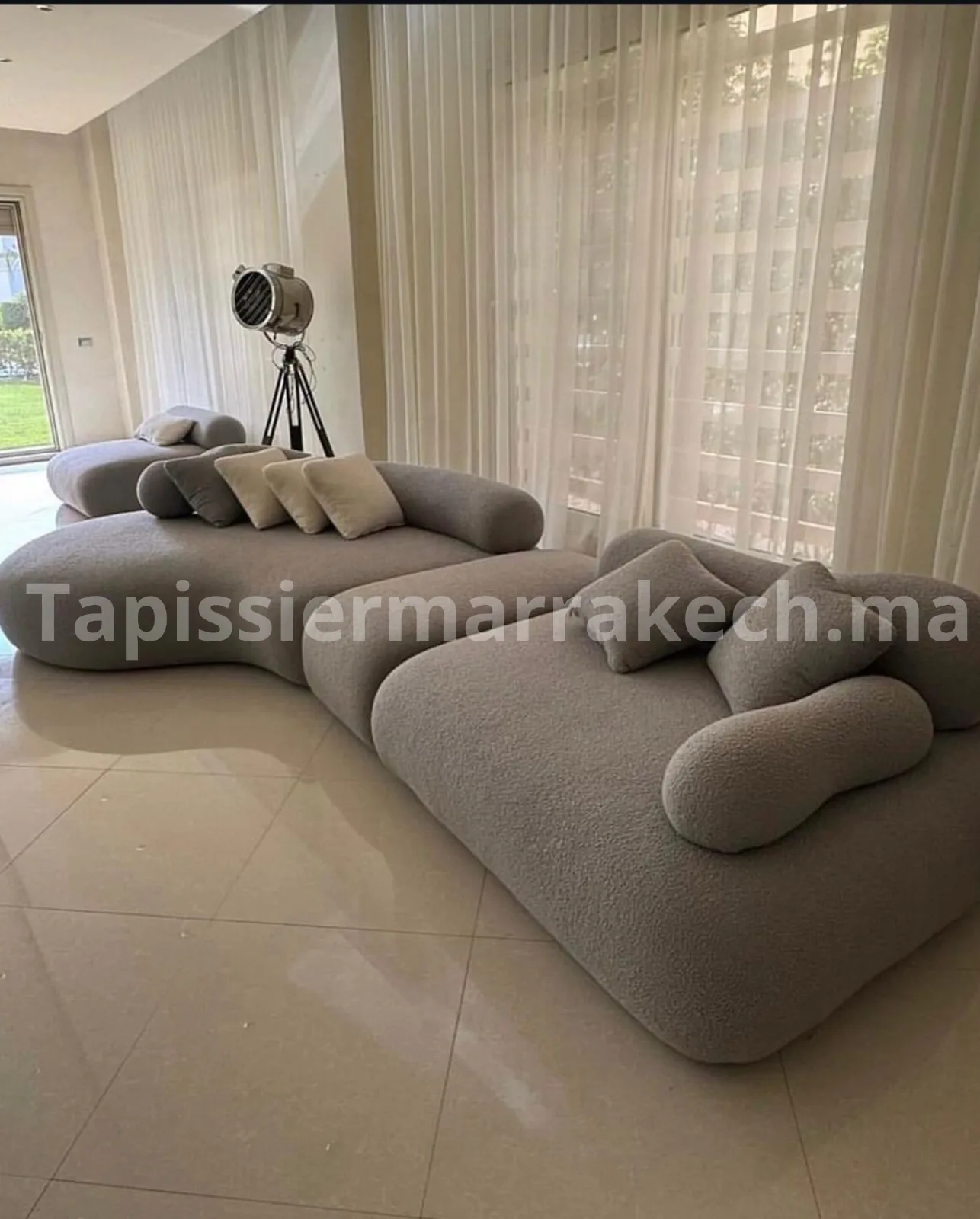 Salon moderne avec canapé tapissé et coussins décoratifs sur mesure à Marrakech