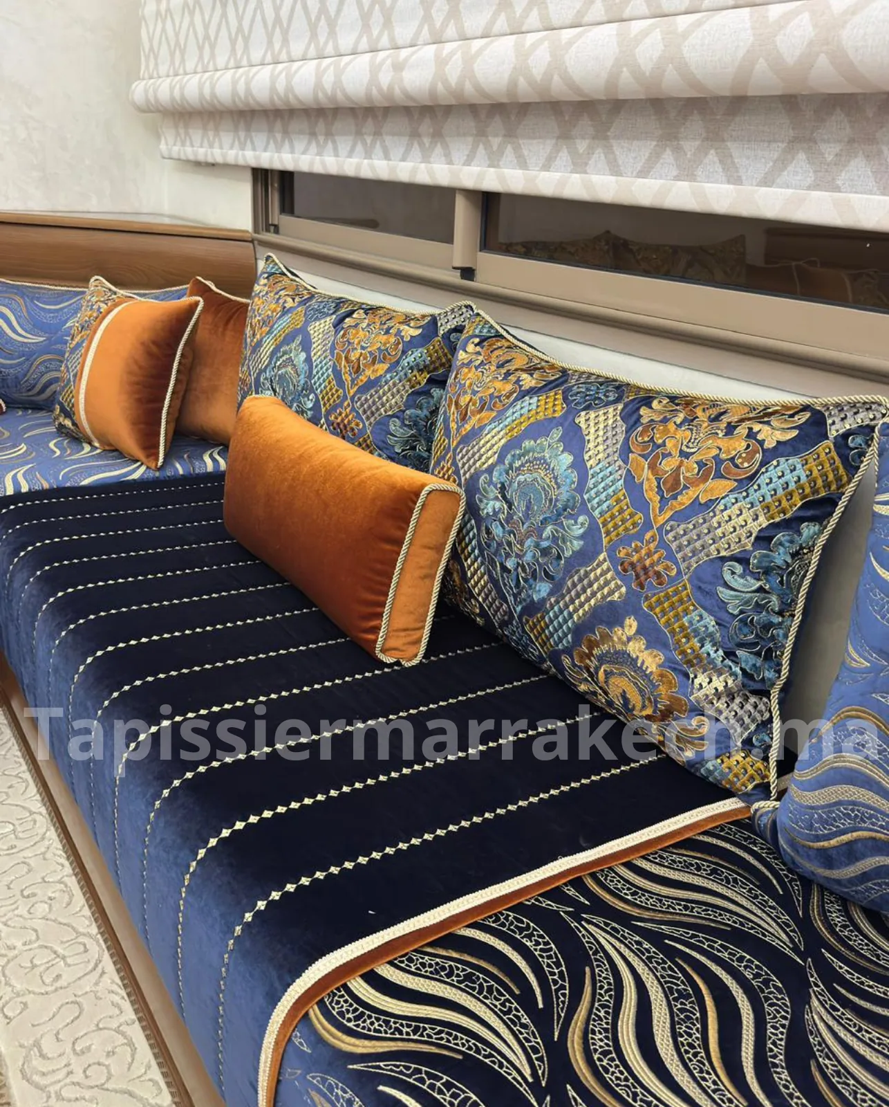 banquette-marocaine-bleue-coussins-orange