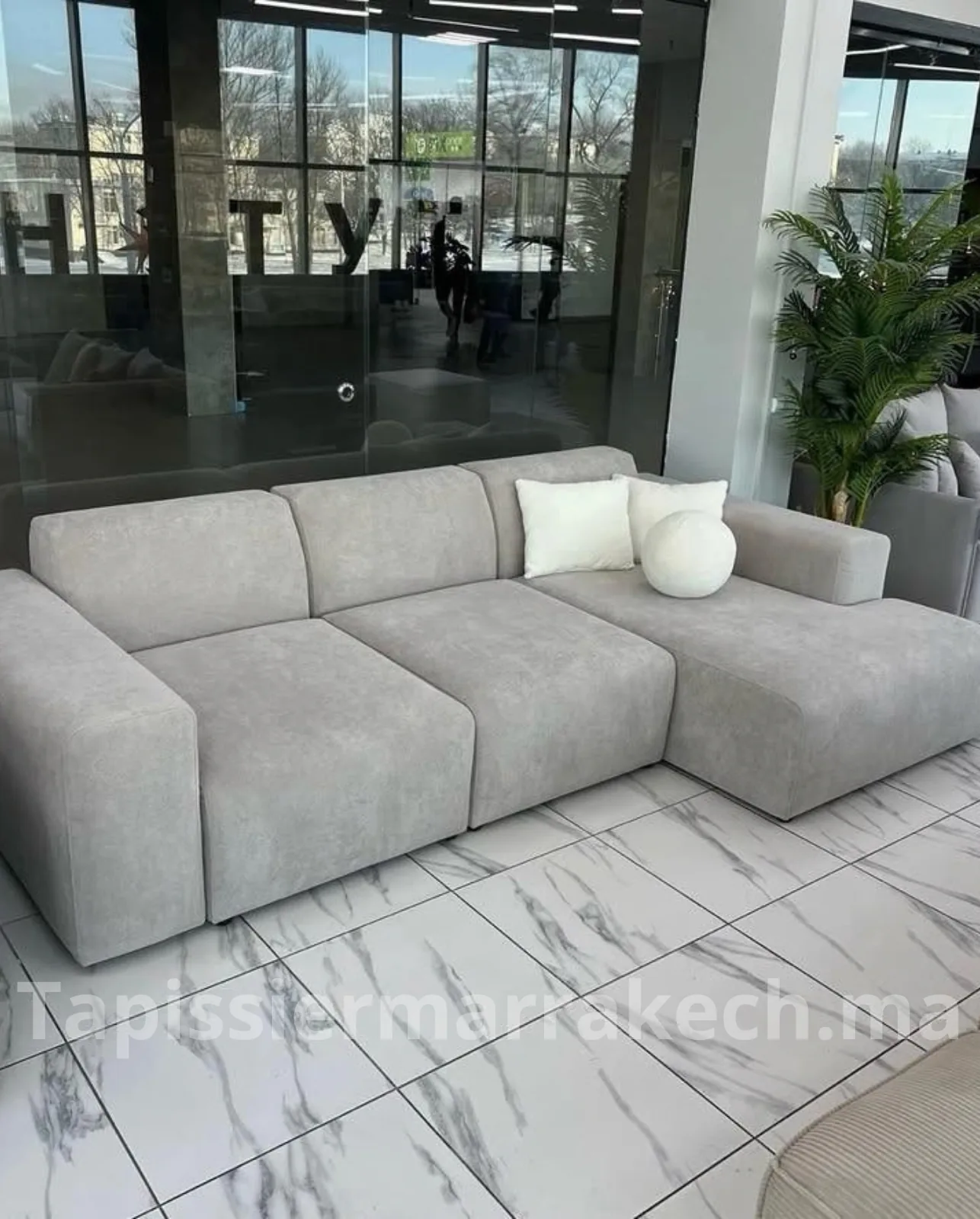 Salon moderne avec canapé tapissé et coussins décoratifs sur mesure à Marrakech