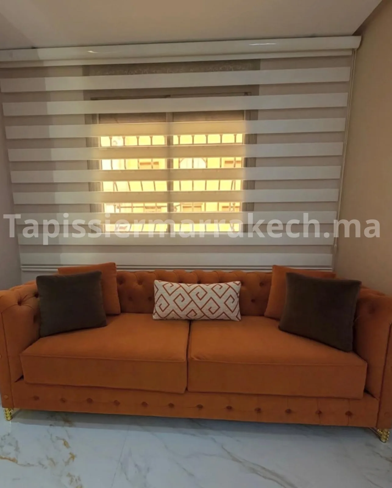 Salon moderne avec canapé tapissé et coussins décoratifs sur mesure à Marrakech