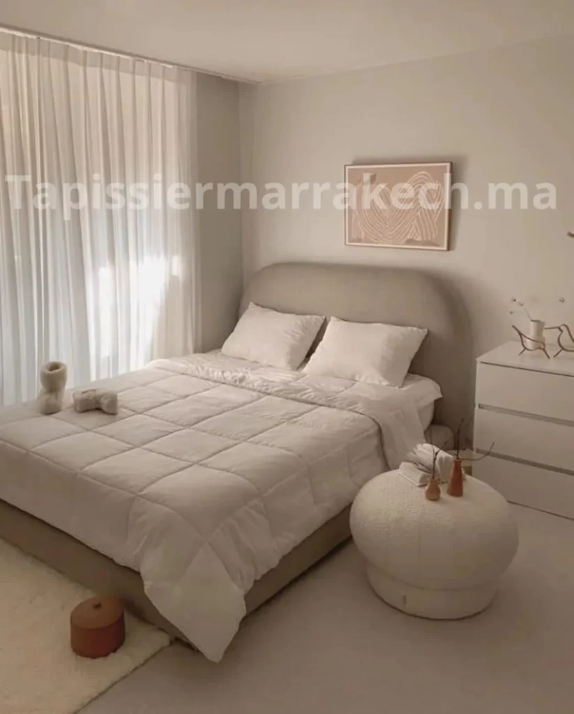 Lit blanc et tête de lit capitonnée avec pouf rond