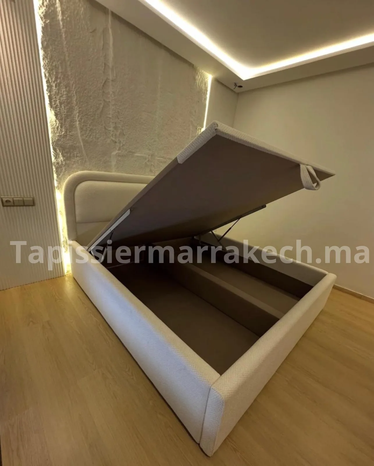 Chambre à coucher moderne avec tête de lit tapissée et décoration textile