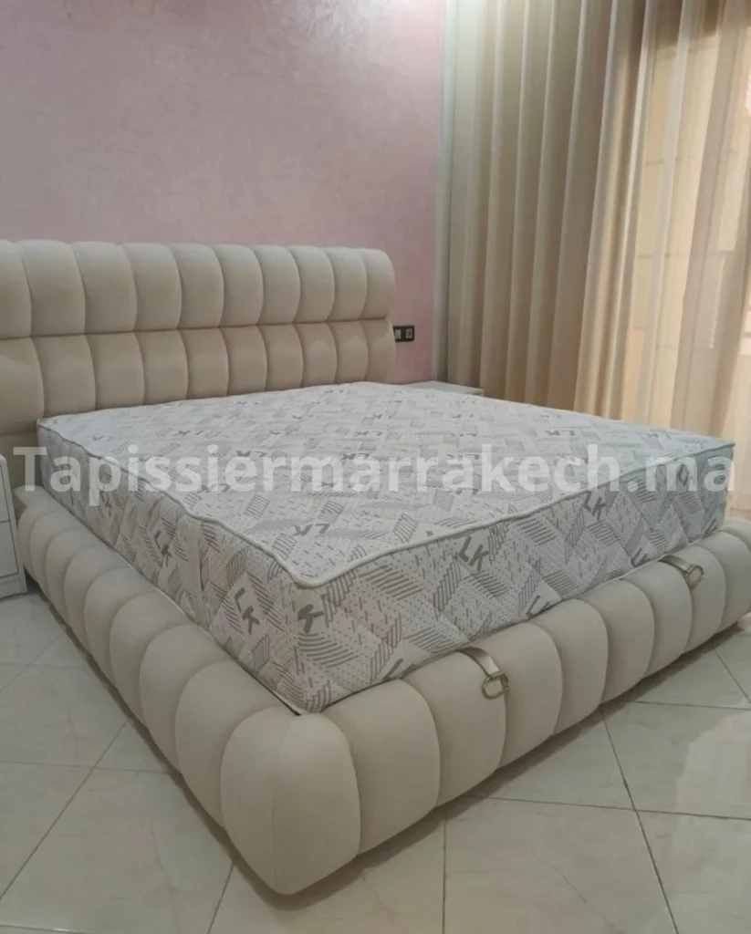 Lit rembourré taupe et tête de lit à coutures verticales