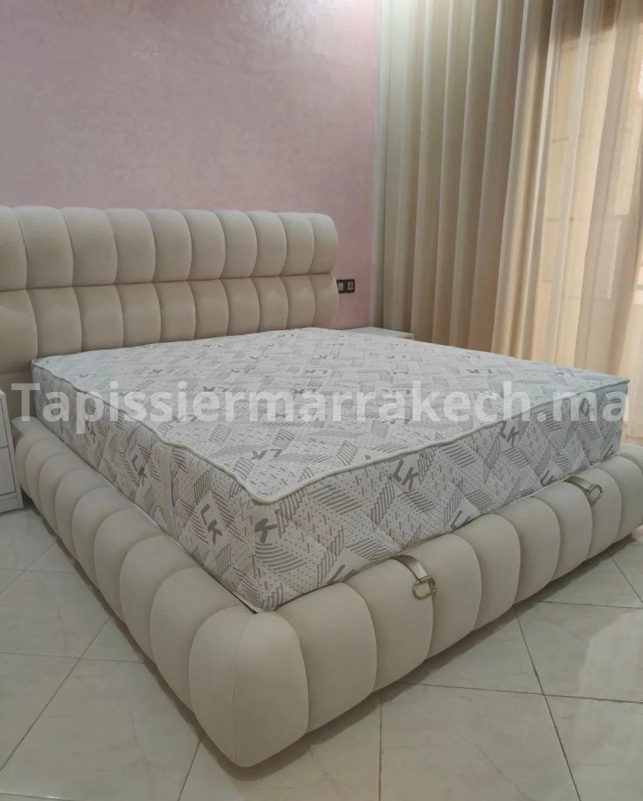 Chambre à coucher moderne avec tête de lit tapissée et décoration textile