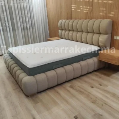 Chambre à coucher moderne avec tête de lit tapissée et décoration textile