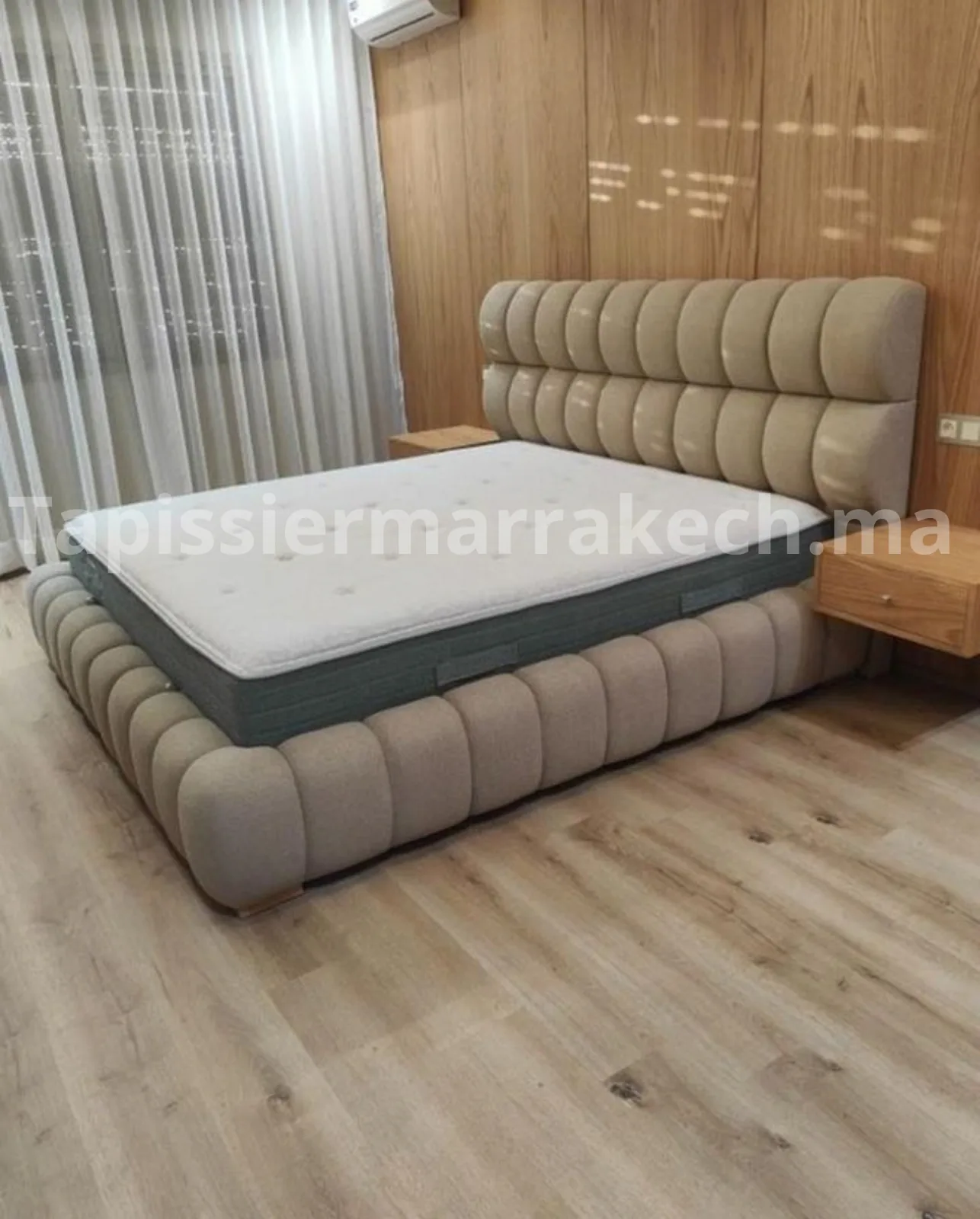 Chambre à coucher moderne avec tête de lit tapissée et décoration textile
