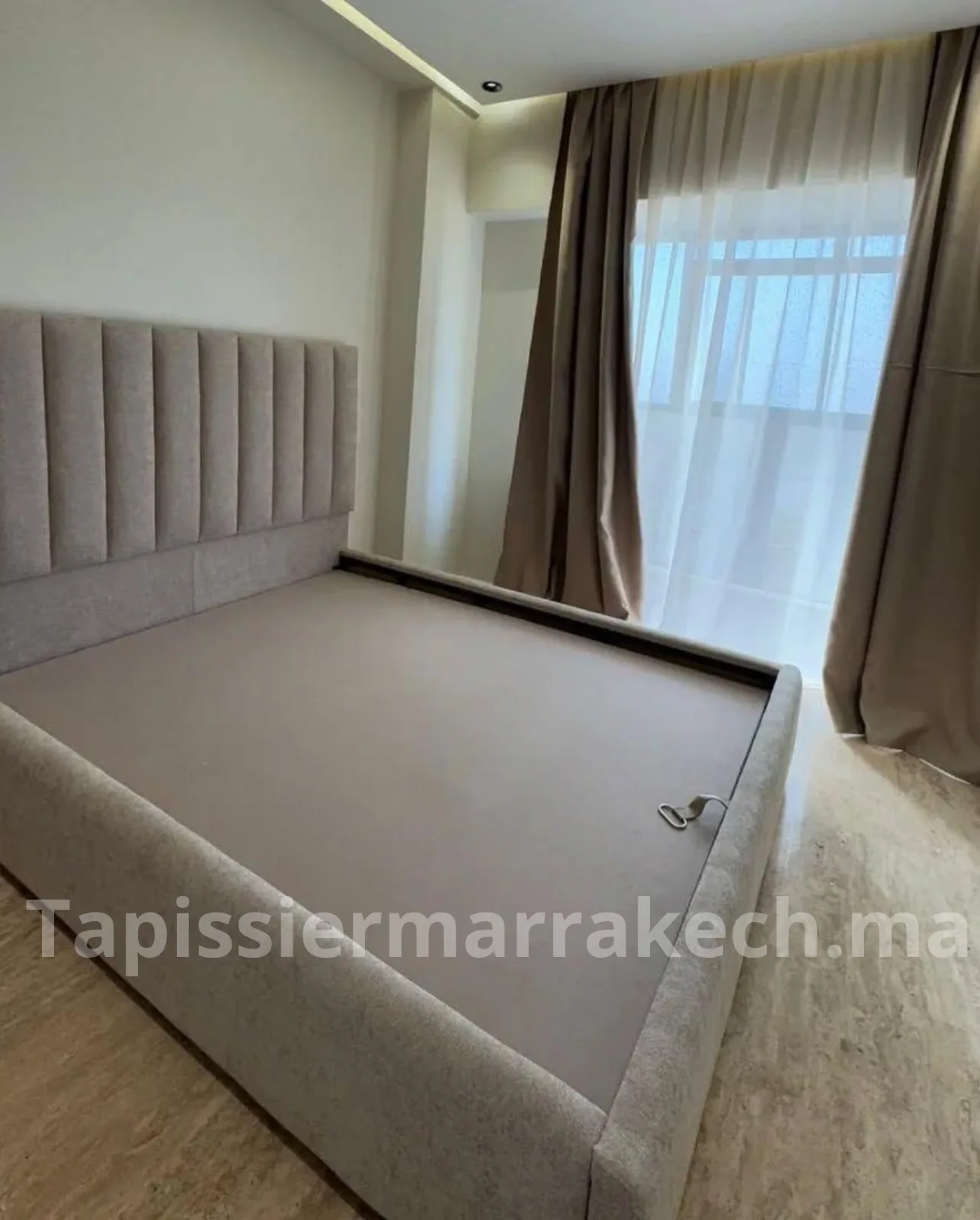 Chambre à coucher moderne avec tête de lit tapissée et décoration textile