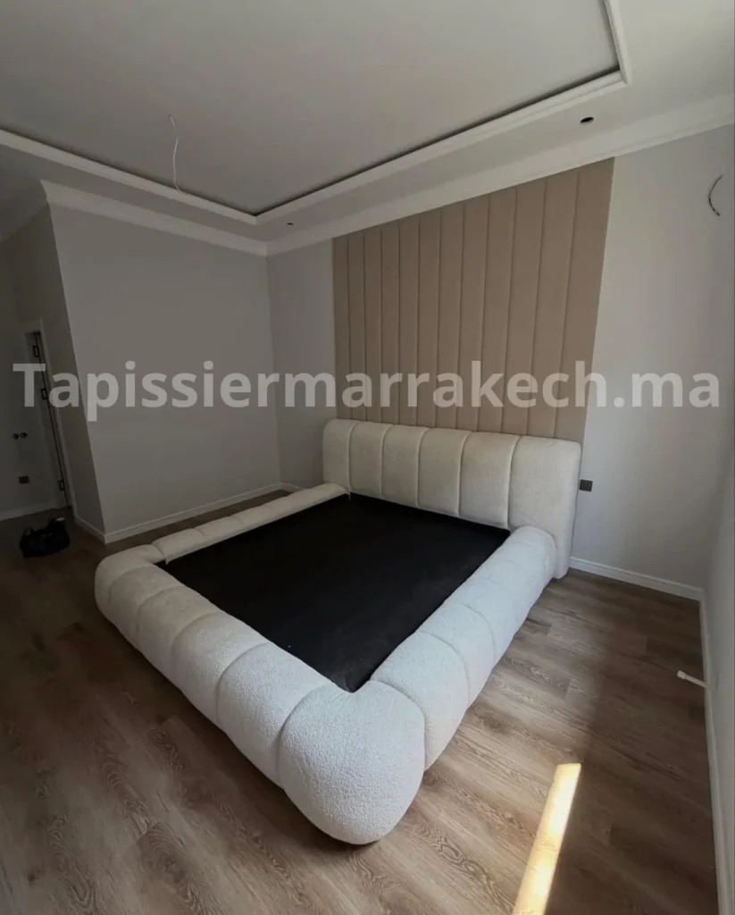 Cadre de lit blanc rembourré avec espace de couchage vide