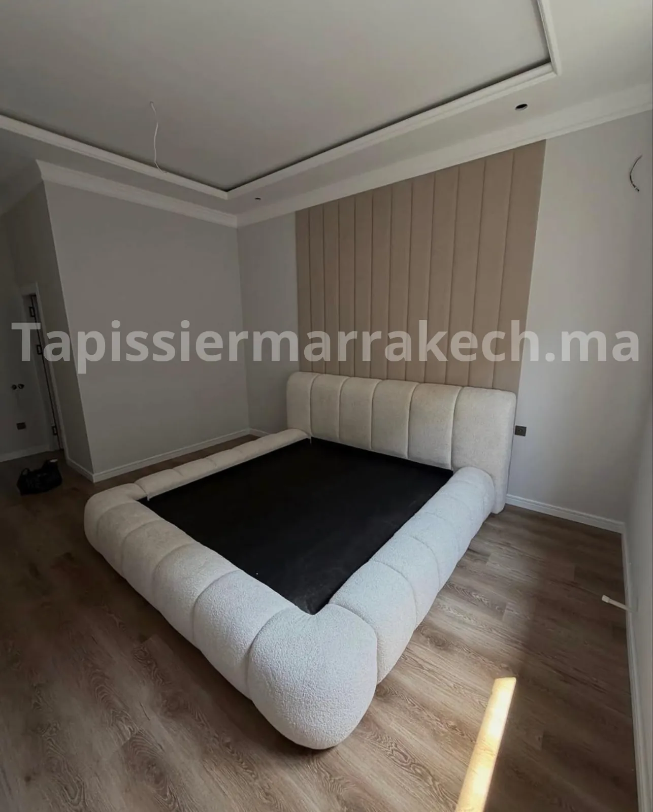 Chambre à coucher moderne avec tête de lit tapissée et décoration textile