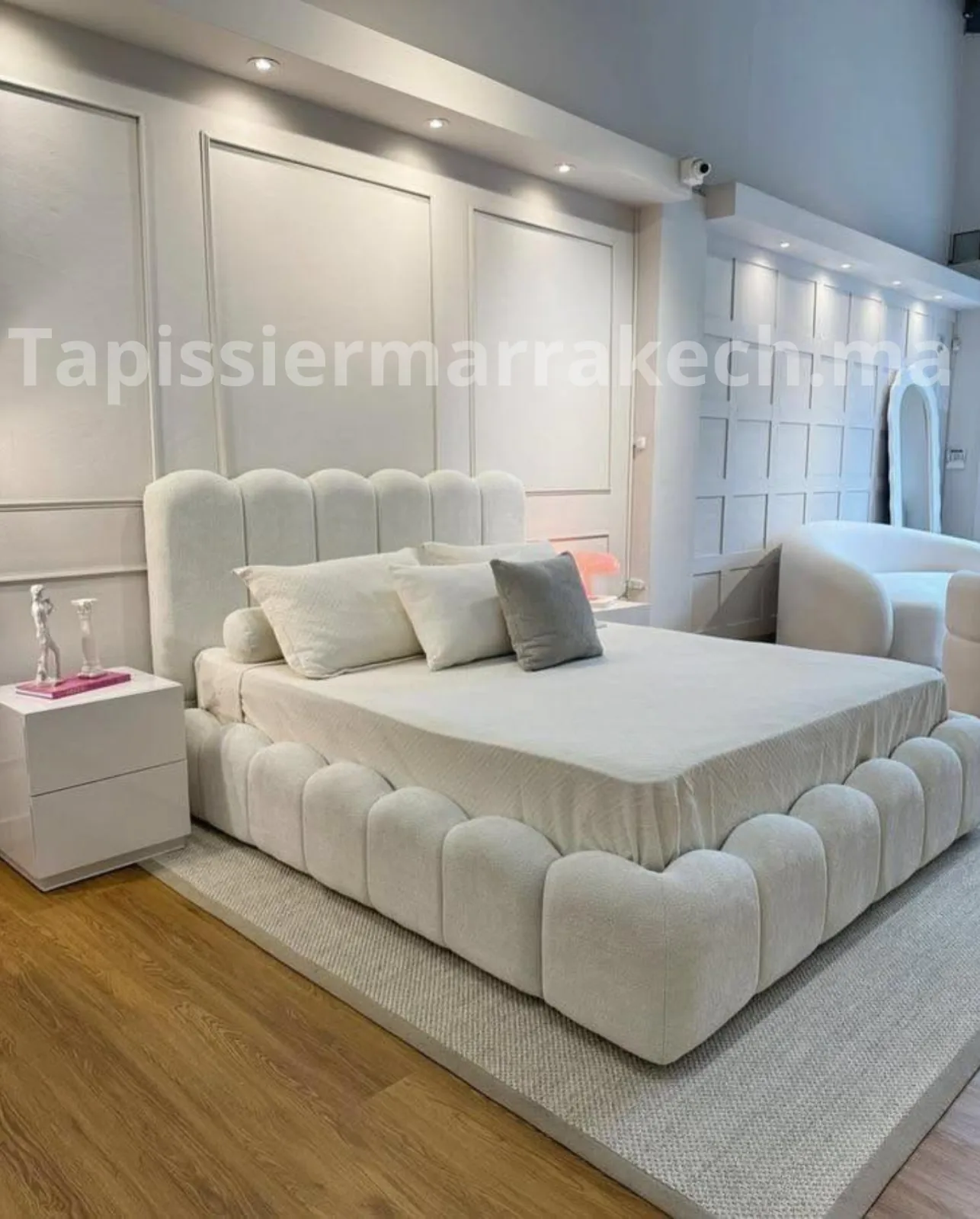 Chambre à coucher moderne avec tête de lit tapissée et décoration textile