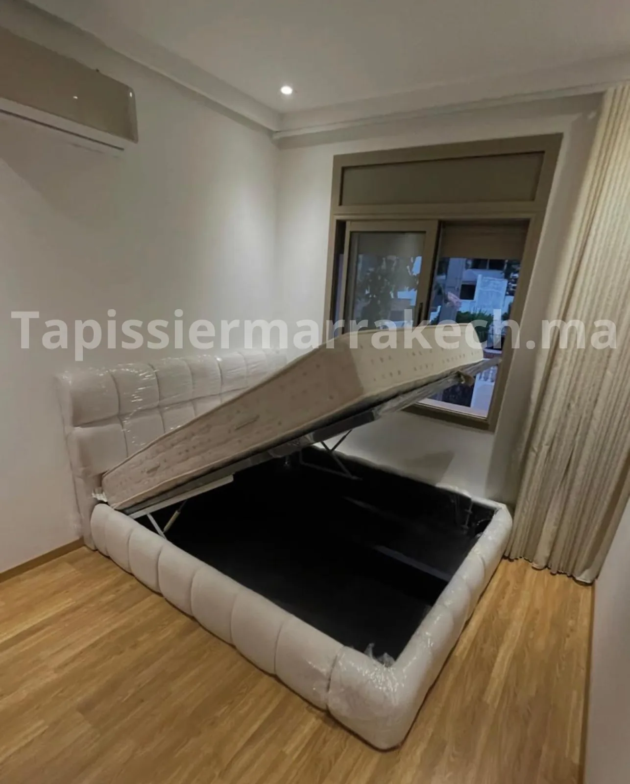 Chambre à coucher moderne avec tête de lit tapissée et décoration textile