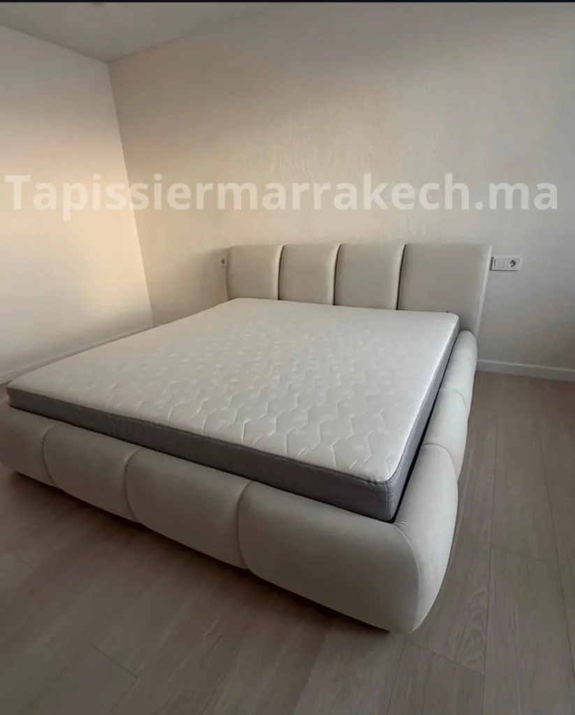 Lit clair rembourré avec plateau de couchage sans matelas