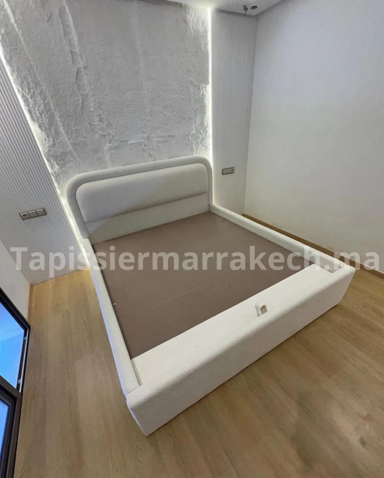 Chambre à coucher moderne avec tête de lit tapissée et décoration textile