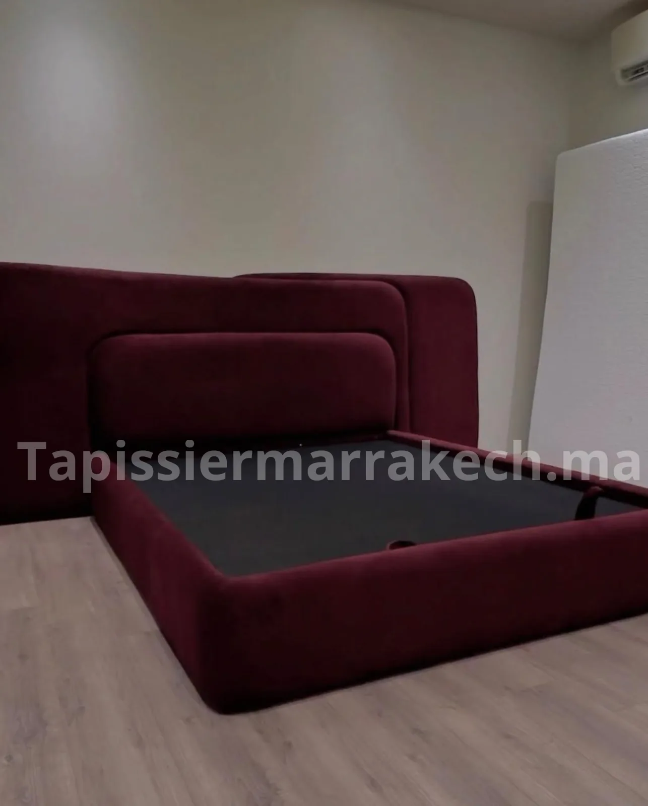 Chambre à coucher moderne avec tête de lit tapissée et décoration textile