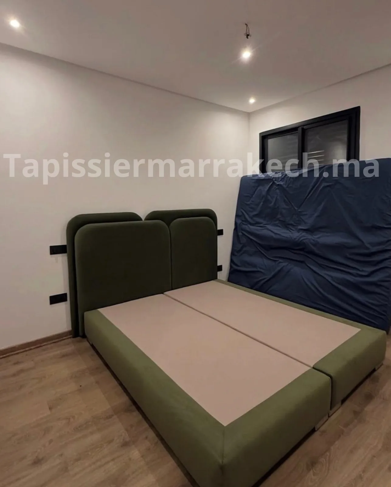 Chambre à coucher moderne avec tête de lit tapissée et décoration textile