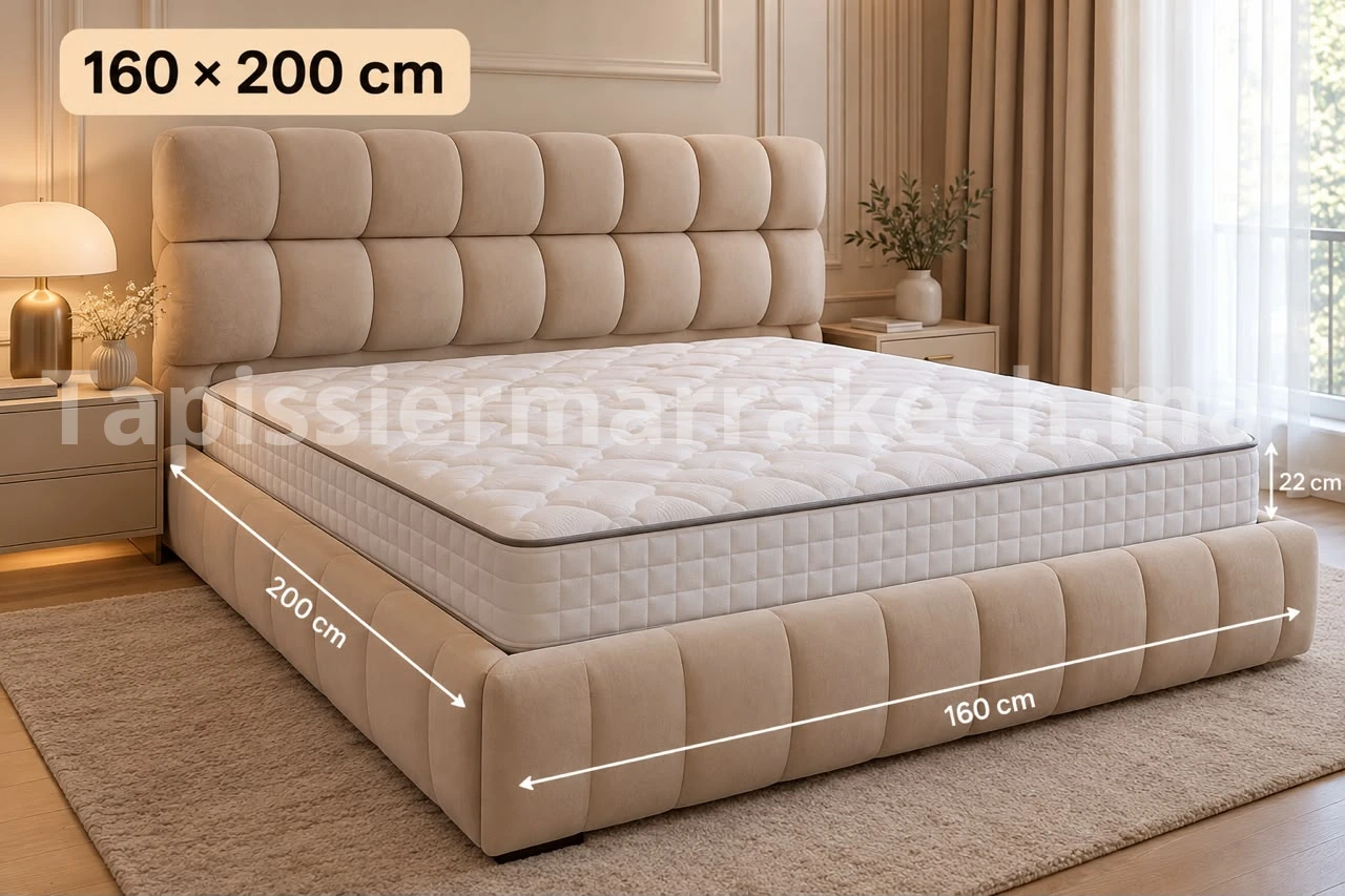 Matelas blanc de 160 × 200 cm sur un lit beige — Tapissier Marrakech