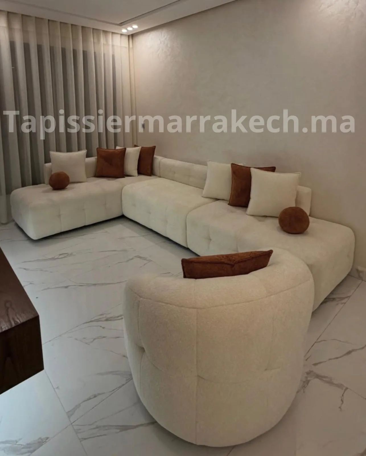 Salon moderne avec canapé tapissé et coussins décoratifs sur mesure à Marrakech