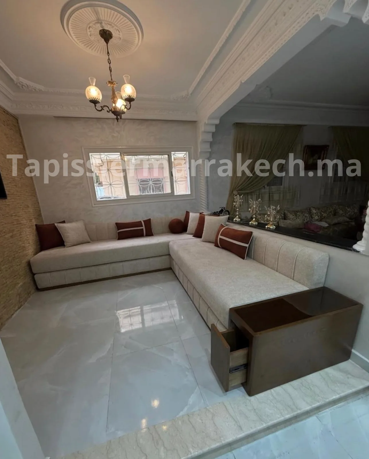 Salon moderne avec canapé tapissé et coussins décoratifs sur mesure à Marrakech