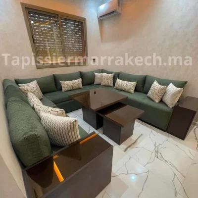 Salon moderne avec canapé tapissé et coussins décoratifs sur mesure à Marrakech