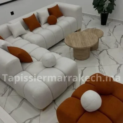 Salon moderne avec canapé tapissé et coussins décoratifs sur mesure à Marrakech