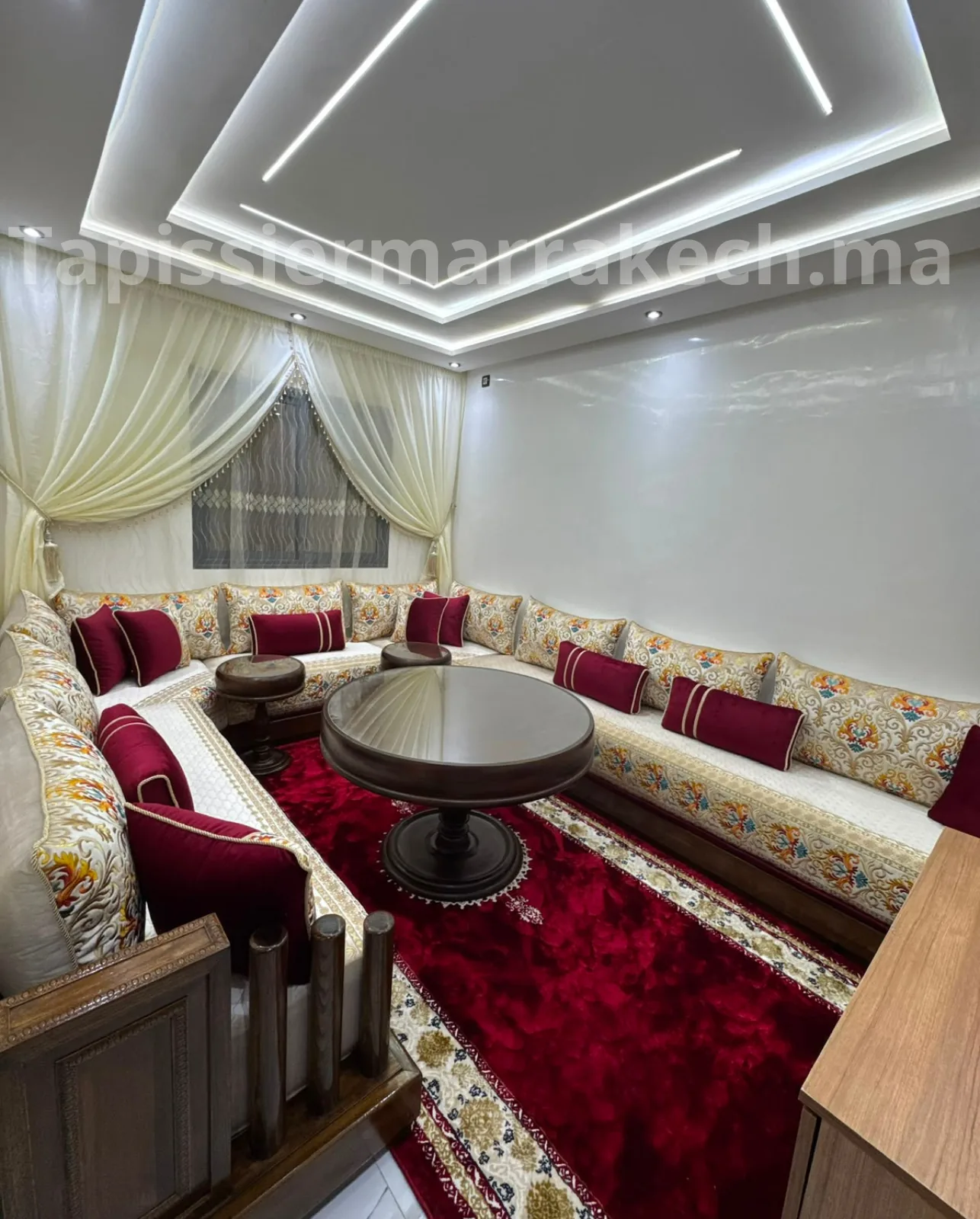 salon-marocain-blanc-rouge-rideaux