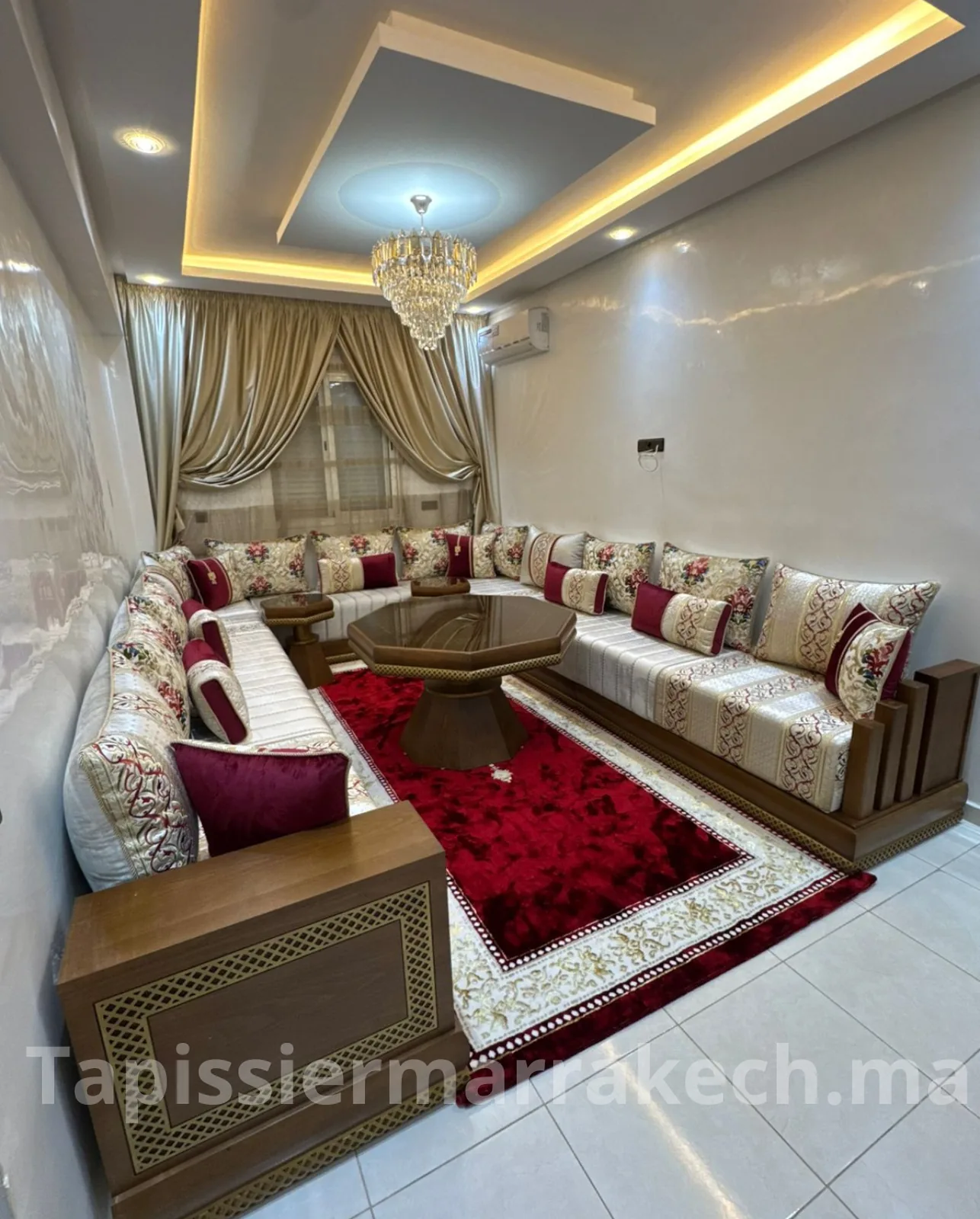 salon-marocain-blanc-rouge-tapis