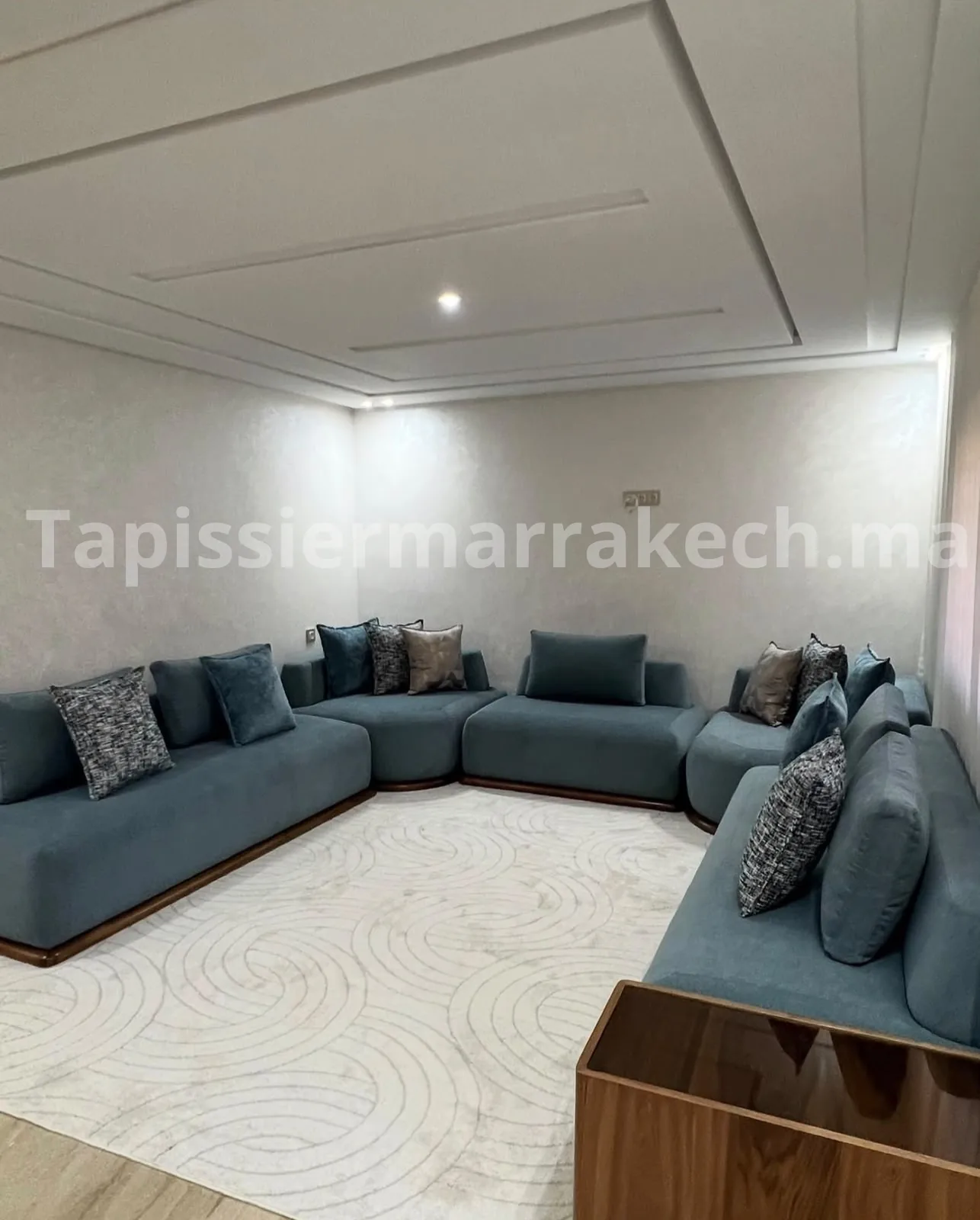 Salon moderne avec canapé tapissé et coussins décoratifs sur mesure à Marrakech