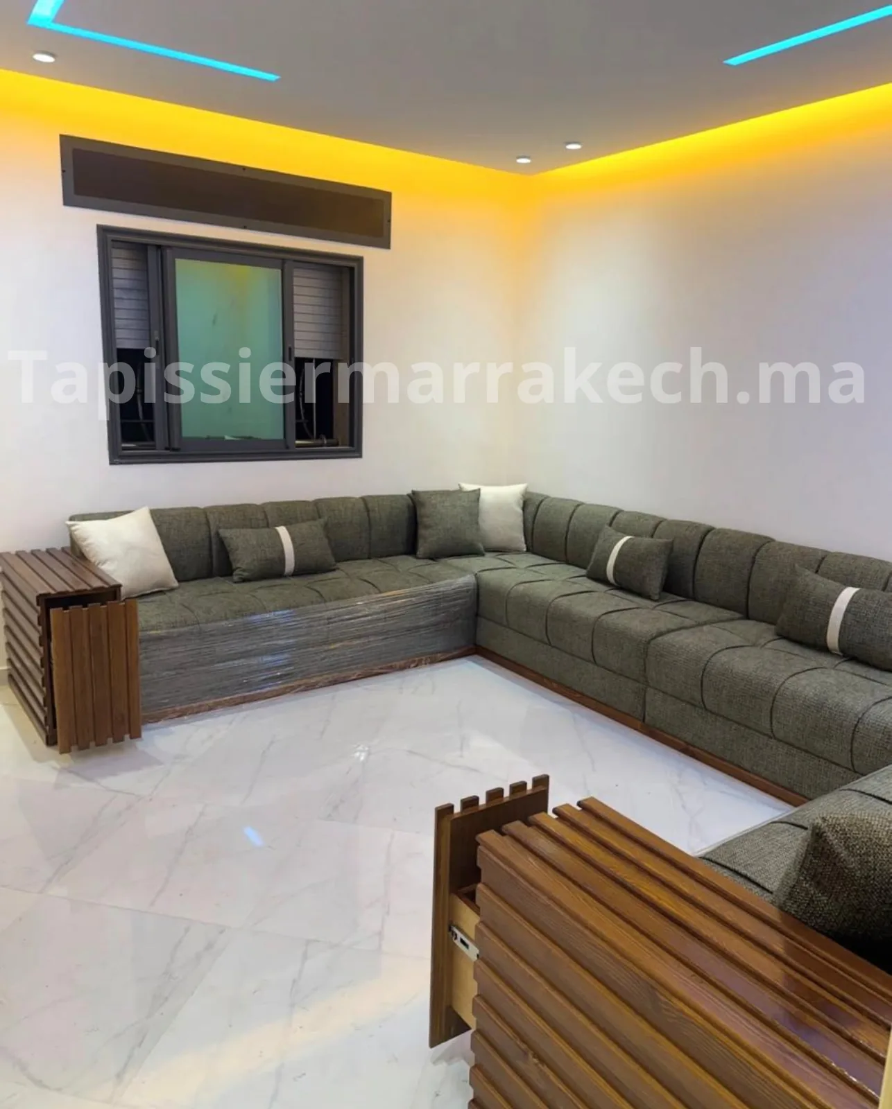 Salon moderne avec canapé tapissé et coussins décoratifs sur mesure à Marrakech