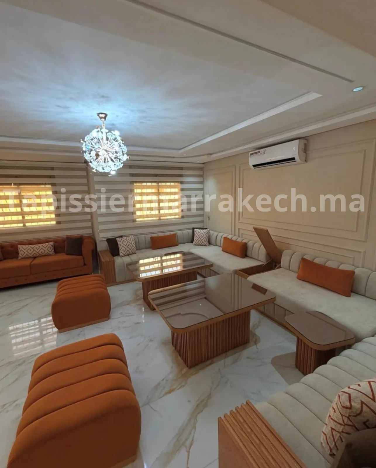 Salon moderne avec canapé tapissé et coussins décoratifs sur mesure à Marrakech