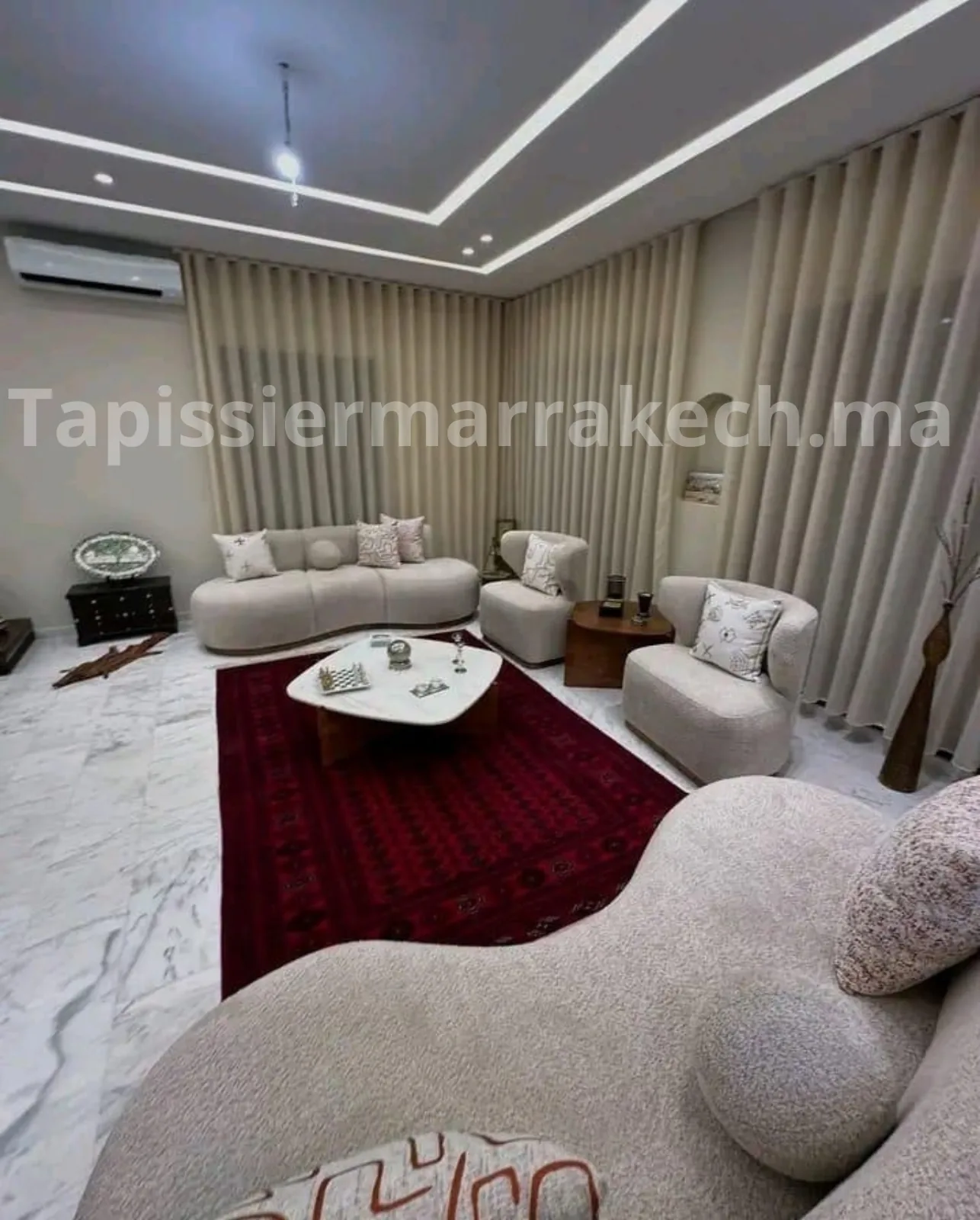 Salon moderne avec canapé tapissé et coussins décoratifs sur mesure à Marrakech