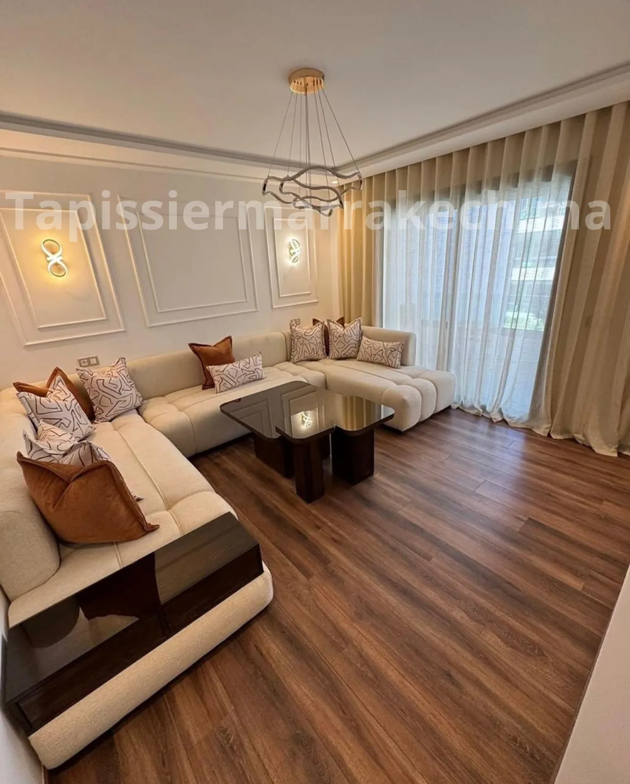 Salon moderne avec canapé tapissé et coussins décoratifs sur mesure à Marrakech